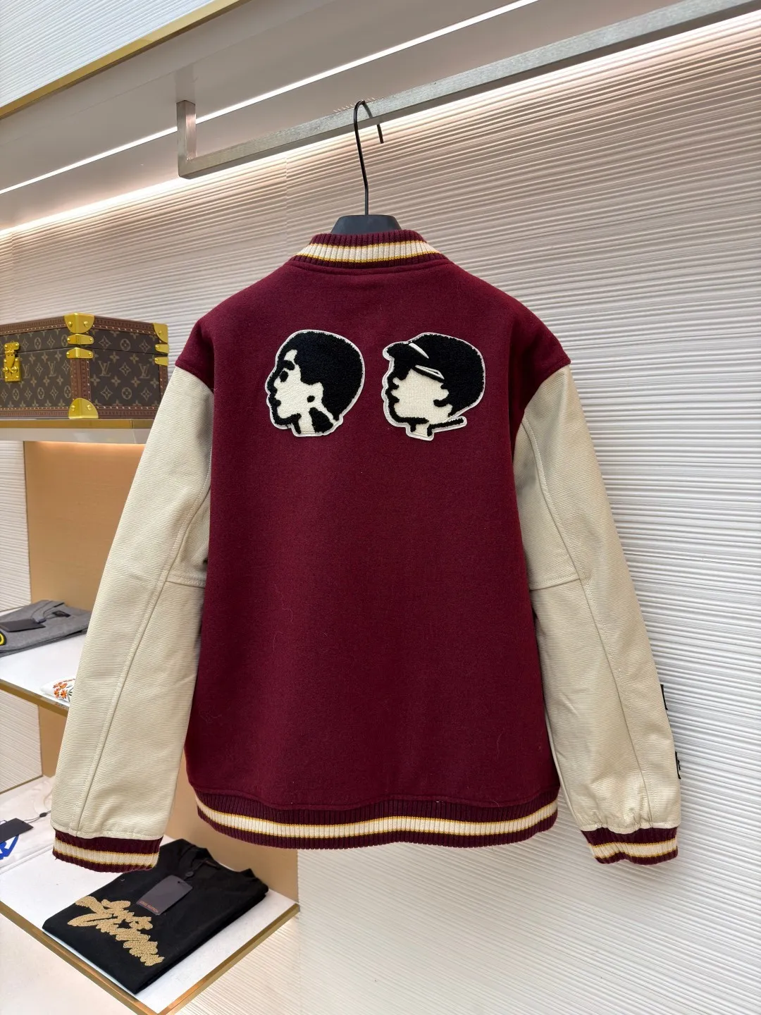 LOUIS VUITTON Nigo joint leather Australian wool burgundy baseball jersey ●Original version: purchased and developed for 64000 ●Item number: 1681641-G45 ●Fabric: all wool fabric ●Technology: cross-cut embossed production ●Color: burgundy ●Version: fitted version ●Weight: about 1555 grams ●Size: 50-52-54-56 ●Description: Original counter 6.4w purchased Nigo's second season hot item The national limited edition is also made of all-wool fabrics custom-dyed. Cross-grain genuine cowhide is custom-made. Badge pattern embroidery is being patterned. Many decorative hardware are secretly developed. Exclusive to the entire network, exclusive custom-woven and dyed 900G Australian pure wool fabric. Genuine cowhide horizontal-grain splicing sleeves. Matching wool contrast ribs. Custom patch badge embroidery. Nigo's exclusive hardware accessories are molded and customized. The inner lining is composite quilted cotton and sewn. Heavy-duty items are exclusively manufactured. The overall wiring is straight and delicate, the fabric is comfortable and soft, and the color is consistent without color difference. It can be matched with the same style to create a fashionable look and control various occasions. Customized accessories, complete with three standards, same style for men and women!